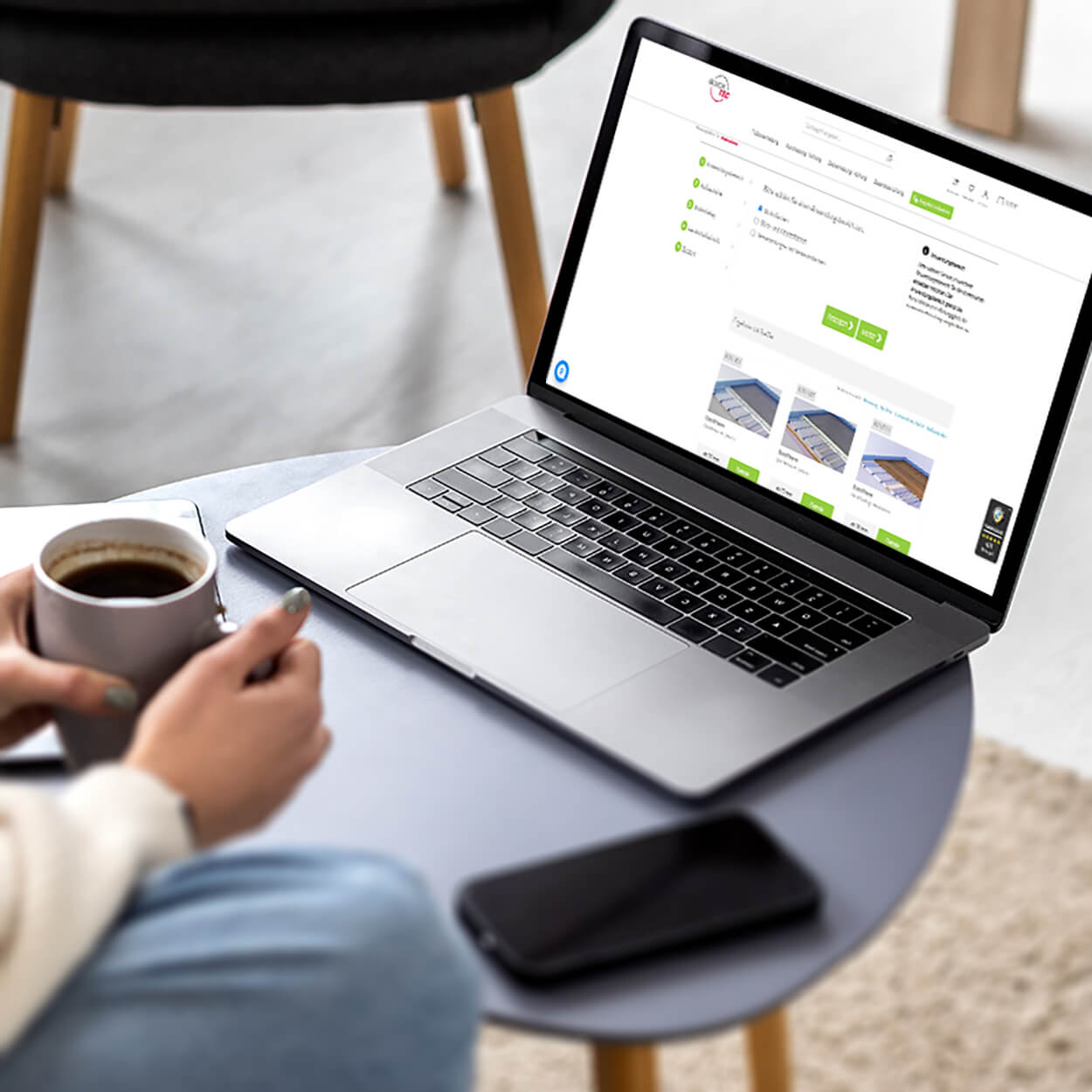 Hande mit Kaffeetasse vor Laptop mit QuickTec Systemplaner